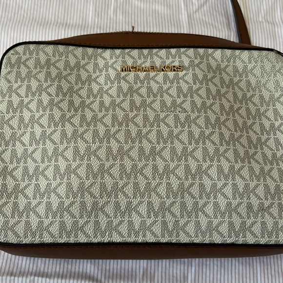 Michael Kors Crossbody w/ card case - Picture 3 of 7